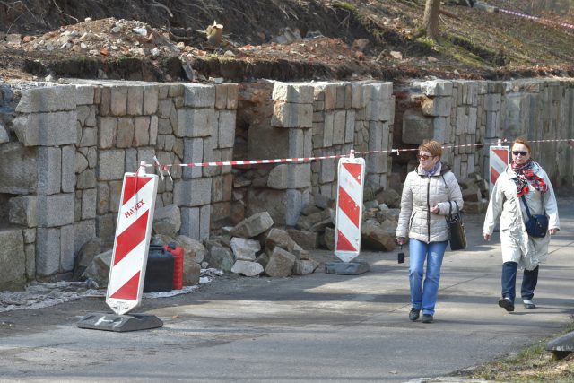 Oprava opěrné zdi na Goethově stezce v Karlových Varech | foto: Slavomír Kubeš,  ČTK