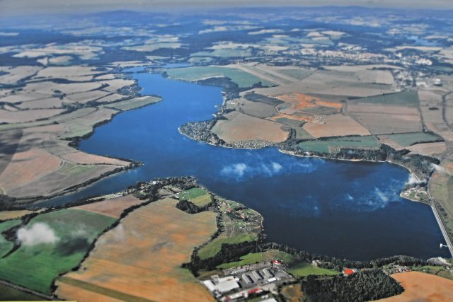 Ředitelství silnic a dálnic musí opravit most přes bezpečnostní přeliv přehrady Jesenice  (na obrázku vpravo) | foto: Pavel Halla