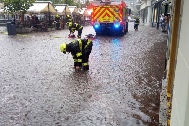 Hasiči zasahují na zatopené Staré louce v Karlových Varech | foto: HZS Karlovarského kraje