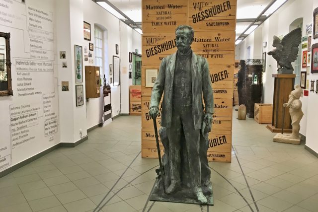 Bronzovou sochu Heinricha Mattoniho vytvořil  v roce 1914 vídeňský sochař prof. Edmund von Hellmer | foto: Jana Strejčková,  Český rozhlas