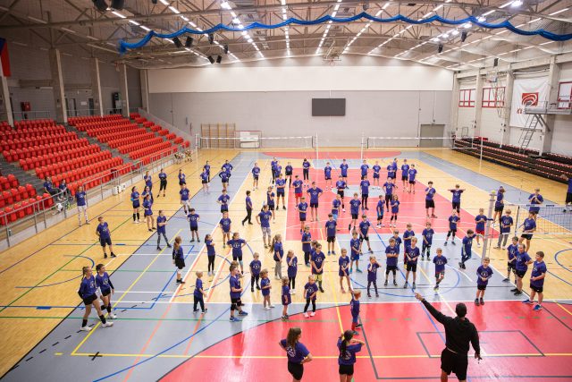 Volejbalové Karlovarsko zahájilo přípravu na novou sezonu sedmým ročníkem tréninkového kempu,  kterého se zúčastnilo na 90 dětí | foto: VK ČEZ Karlovarsko