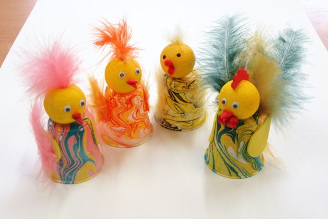 Jarní dekorace v podobě rozčepýřených kuřátek | foto: archiv Hobby Kohout