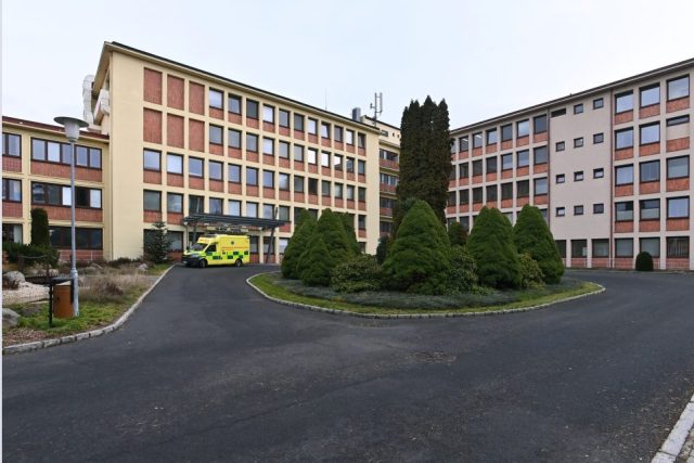Pohled na budovu nemocnice v Ostrově | foto: Slavomír Kubeš,  MAFRA/Profimedia