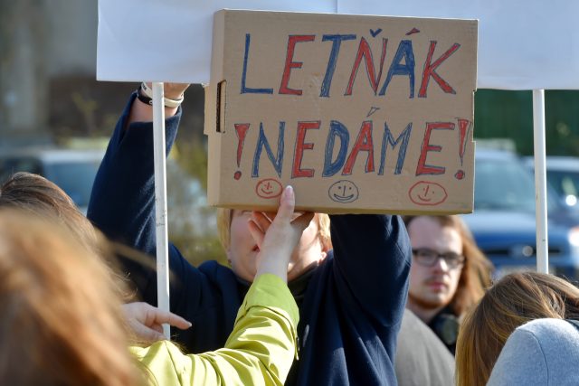 Záchranu letního kina v Karlových Varech přišli lidé podpořit na náměstí Milady Horákové | foto: Slavomír Kubeš,  ČTK