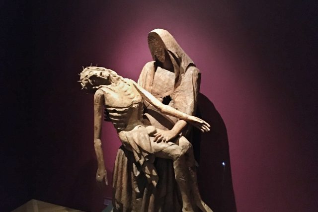 Pieta je nejstarším gotickým skvostem v galerii výtvarného umění v Chebu,  pochází z období kolem roku 1350 | foto: Jana Strejčková,  Český rozhlas
