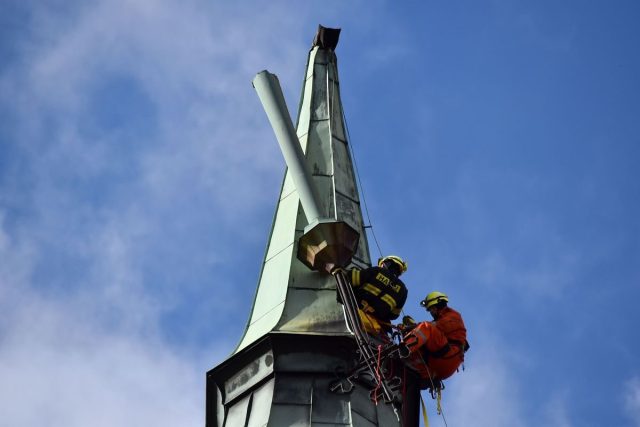 Silný vítr ulomil litinový kříž na špičce kostela v Sokolově | foto: HZS Karlovarského kraje