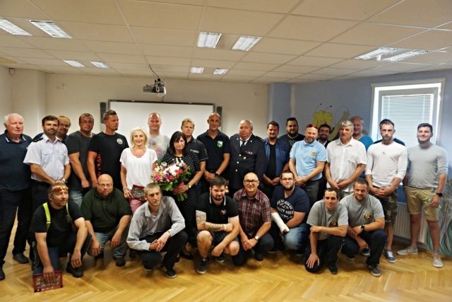 Ocenění dobrovolníci,  kteří zasahovali u nehody vlaků u Perninku | foto: Krajský úřad Karlovarského kraje