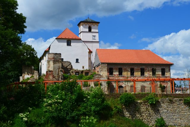 Zřícenina zámku Hazlov  | foto: Obec Hazlov