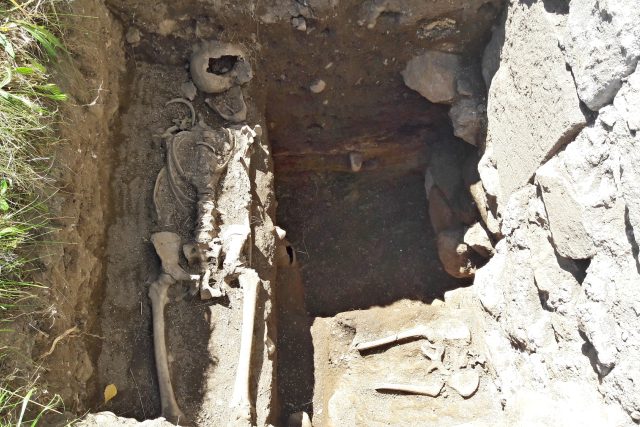 Při výzkumu archeologové objevili také kosterní pozůstatky dítěte | foto: Ivana Sedláčková,  Český rozhlas