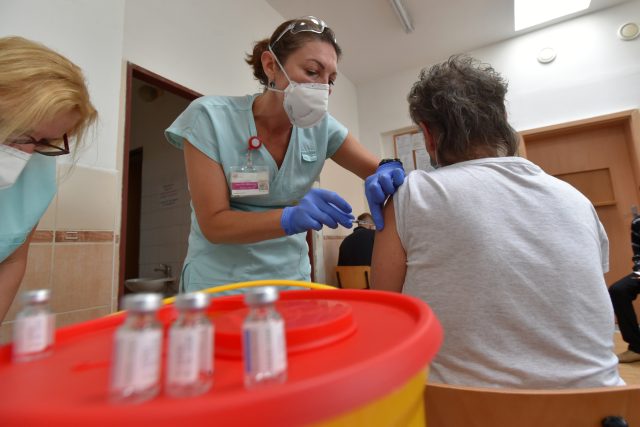 V Karlovarském kraji začal mobilní tým očkovat bezdomovce | foto: Slavomír Kubeš,  ČTK
