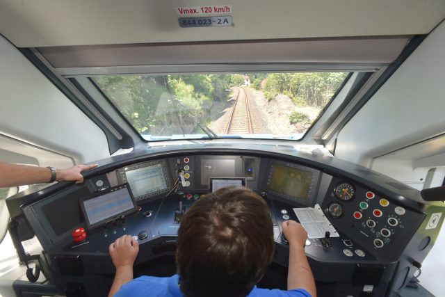Nová aplikace upozorní strojvedoucí před dalším vlakem na trati | foto: Slavomír Kubeš,  ČTK