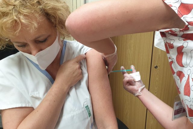 V Karlovarském kraji začalo očkování proti covid-19 | foto: Andrea Strohmaierová,  Český rozhlas