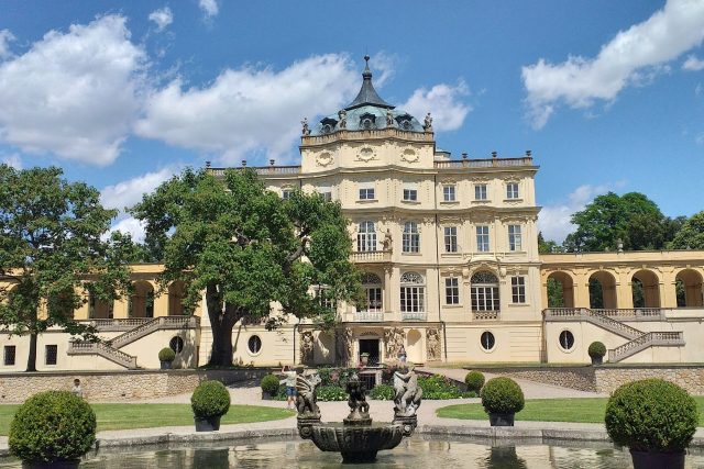 Zámek Ploskovice byl postaven podle návrhu Kiliána Ignáce Dientzenhofera | foto: Stanislava Brádlová,  Český rozhlas