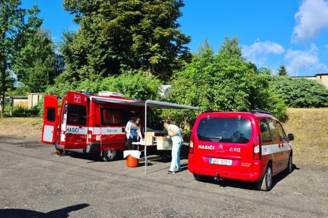 Zázemí pro mobilní očkovací tým poskytli hasiči Karlovarského kraje | foto: HZS Karlovarského kraje