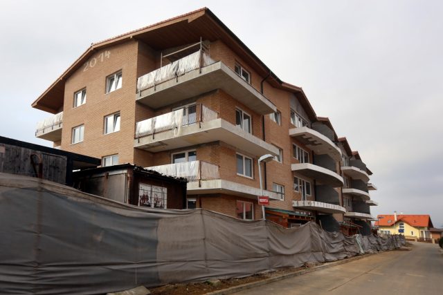 Ke stavbě vysokých bytových domů se budou v referendu vyjadřovat obyvatelé Jenišova na Karlovarsku | foto: Martin Stolař,  MAFRA/Profimedia