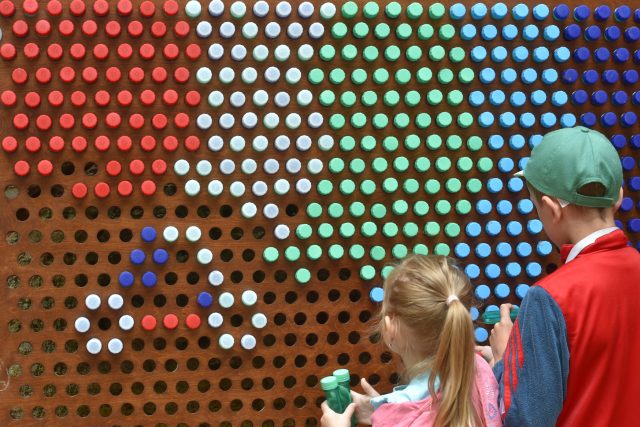 Expozice s herními prvky zaměřená na recyklaci obalů v areálu Mattoni Muzea v Kyselce | foto: Slavomír Kubeš,  ČTK