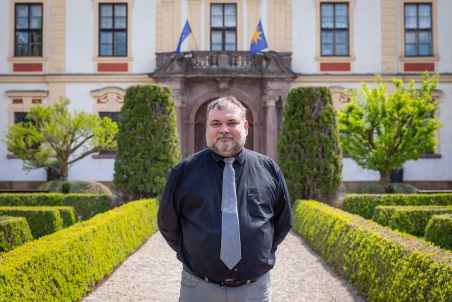 Jiří Sternberg před svým zámkem v Jemništi | foto: Martin Čuřík