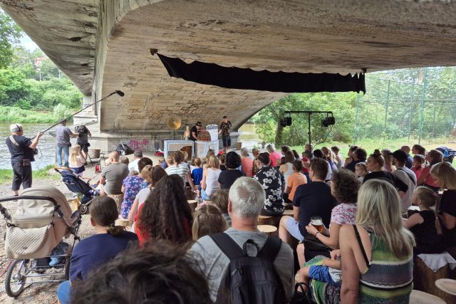 Chebský most v Karlových Varech nabízí doprovodný program filmového festivalu. Představil se v něm i Jan Kindl s Divadlem loutek | foto: Josef Šorfa,  Český rozhlas