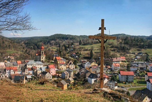 Barvířský kříž s výhledem na Bečov | foto: Kristy Gombárová  (Bečovská kovadlina)