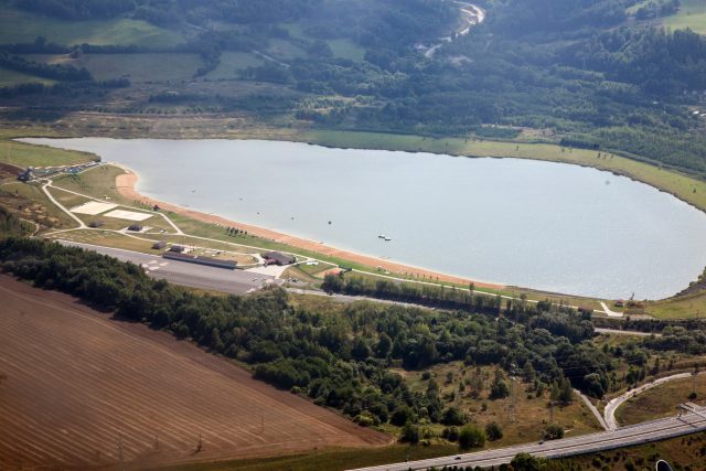 Jezero Michal u Sokolova je největším koupalištěm v Karlovarském kraji. Jezero vzniklo v roce 2004 rekultivací a revitalizací stejnojmenné dolu | foto: Jan Sokol,  ČTK