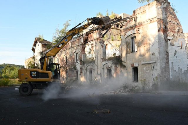 Bývalý pivovar v Karlových Varech jde k zemi | foto: Magistrát města Karlovy Vary