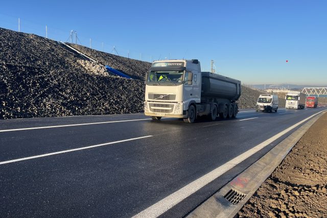 Řidiči začali využívat nový úsek dálnice D7 u Loun | foto: Robin Röhrich
