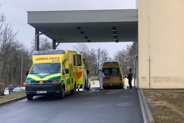 Nemocnice v Chebu má téměř každý den zaplněnou kapacitu a pacienty musí převážet do jiných zařízení | foto: Marek Štětina,  Český rozhlas