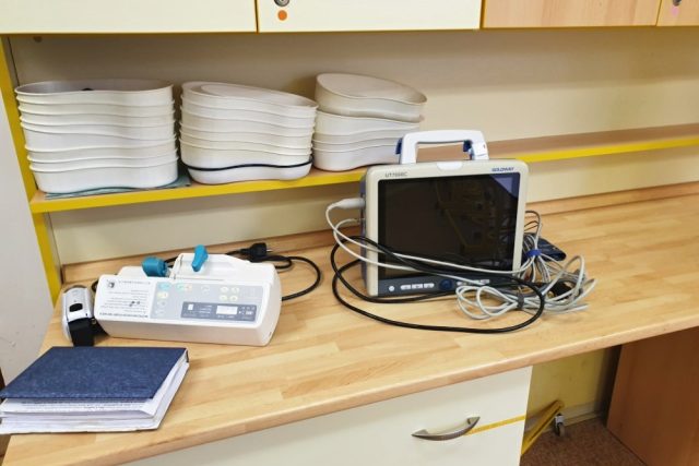 Injekční dávkovač a monitor se staly součástí nového vybavení Střední zdravotnické školy v Karlových Varech | foto: Andrea Strohmaierová,  Český rozhlas