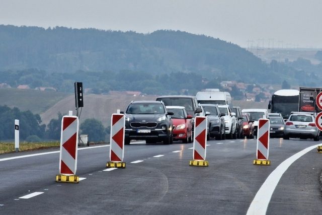 Motoristy zdrží semafory na cestě z Karlových Varů do Prahy | foto: Ředitelství silnic a dálnic ČR