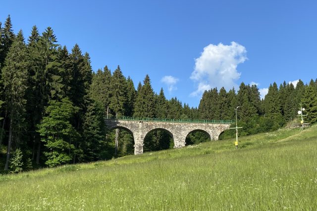 Železniční most v Perninku je vůbec nejvýše položenou stavbou svého druhu u nás | foto: Jana Strejčková,  Český rozhlas