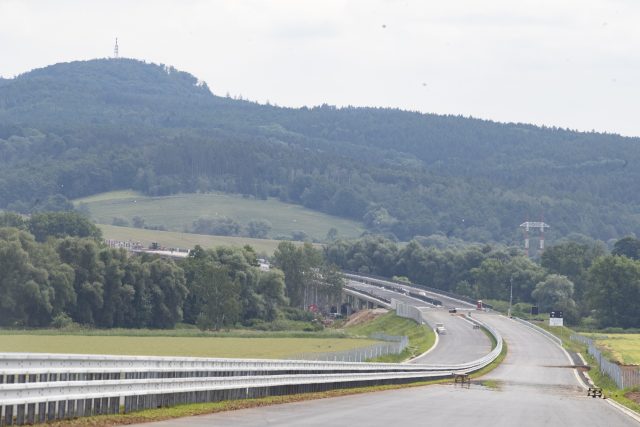 Nový úsek D6 u Krupé na snímku z konce června 2024 | foto: Jakub Stadler,  MF DNES + LN / Profimedia