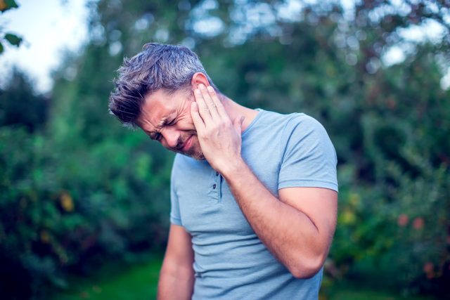 Ucho je zalehlé a bolí. Příznaky zánětu středního ucha nebo zvukovodu jsou stejné  (ilustrační foto) | foto: Shutterstock