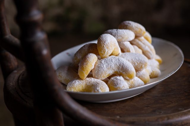Kynuté rohlíčky máčené v másle od Stanislavy Kotlabové náplň nepotřebují. Jsou famózní tak, jak jsou