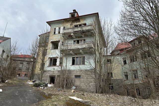 Smutný pohled na vilu v areálu bývalé rukavičkárny v Abertamech | foto: Jana Strejčková,  Český rozhlas