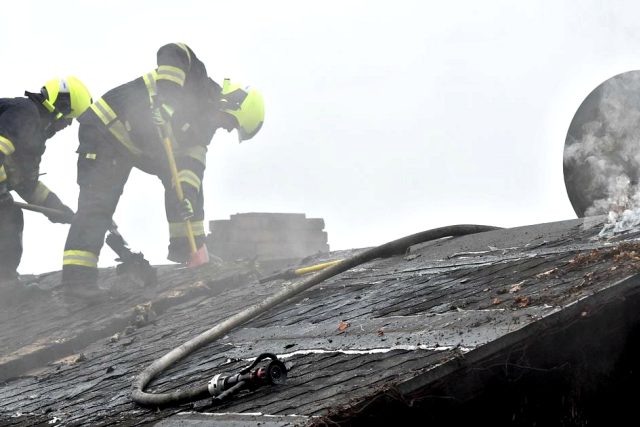Zásah hasičů při požáru chaty u Skalky na Chebsku | foto: HZS Karlovarského kraje  (facebook)