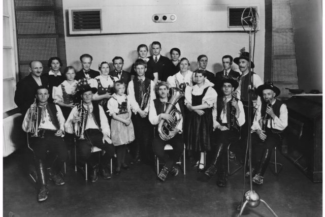 Valašská rozhlasová družina v ostravské rozhlasové stanici  (v zadní řadě zcela vlevo Cyril Mach,  třetí zleva František K. Zeman),  květen 1937 | foto: autor neznámý,  Archivní a programové fondy Českého rozhlasu
