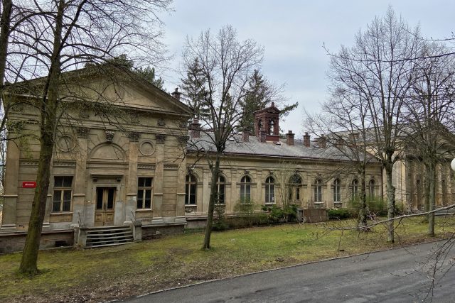 Budova v Hřbitovní ulici je památkově chráněná | foto: Jana Strejčková,  Český rozhlas