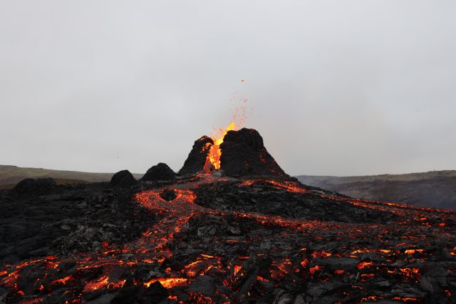 Erupce sopky v údolí Geldingadalir na Islandu,  březen 2021 | foto:  Schleiff,  Shutterstock