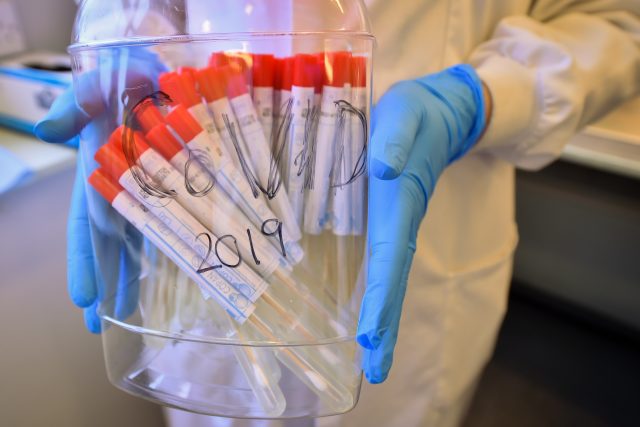 Vzorky od lidí,  které experti testují na nemoc COVID-19,  kterou nový typ koronaviru SARS-CoV-2 způsobuje | foto: PA via Reuters,  Reuters