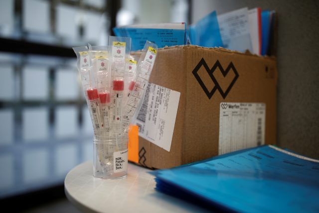 Testy na koronavirus  (ilustrační foto) | foto: Benoit Tessier,  Reuters