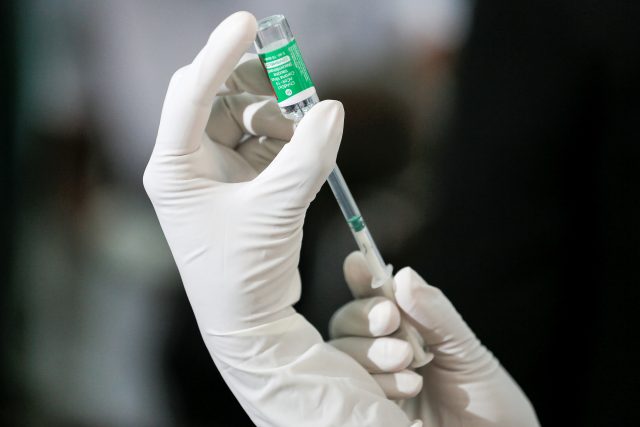 Vakcína od společnosti AstraZeneca  (ilustrační foto) | foto: Dinuka Liyanawatte,  Reuters