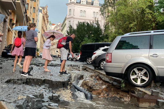 Poškozená Moravská ulice v Karlových Varech po přívalových deštích | foto: Dominik Hron,  Český rozhlas